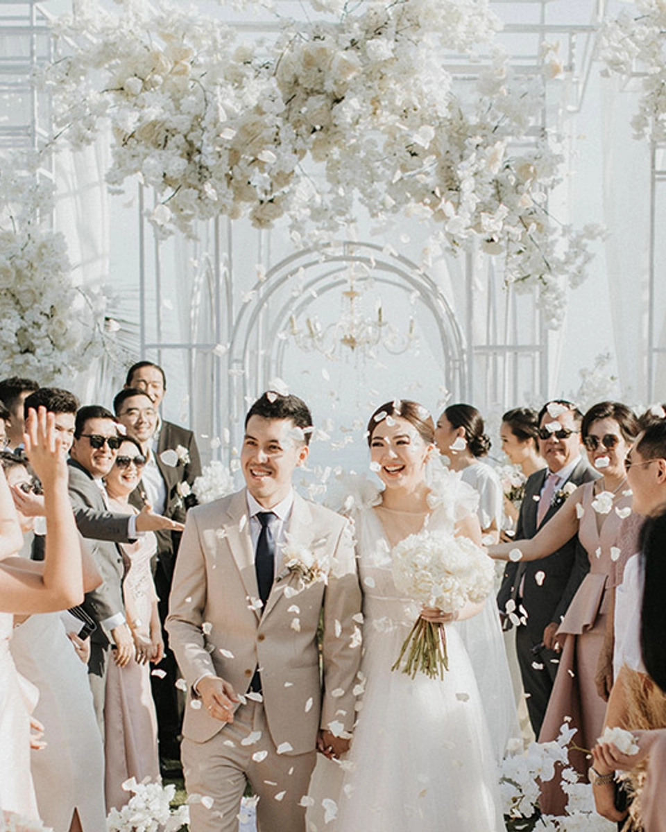 An All-White Dreamy Cliff-Top Garden Wedding at Khayangan Estate, Uluwatu