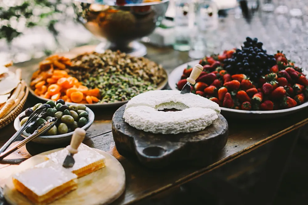 Photo by Lara Hotz Photography. theweddingnotebook.com