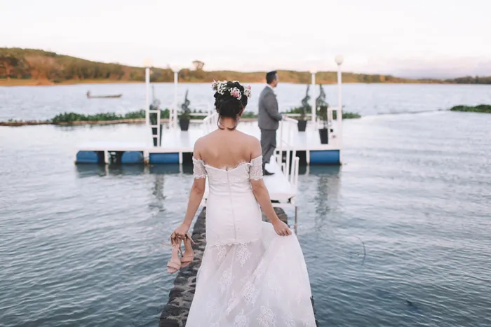 Photo by Erwin Leyros Photography. theweddingnotebook.com