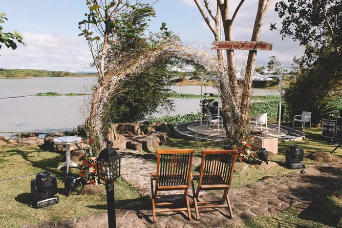 Photo by Erwin Leyros Photography. theweddingnotebook.com