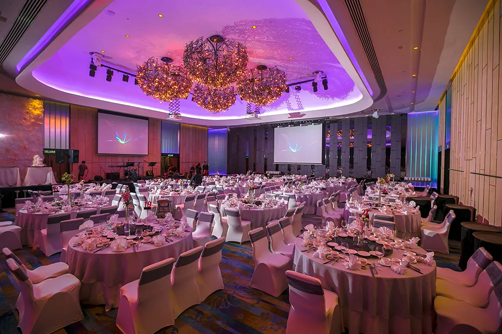 Photo by Alex Tan Photography. theweddingnotebook.com