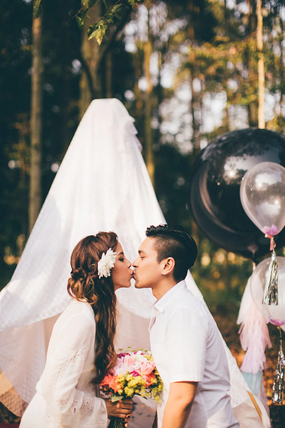 Photo by Hellojanelee Photography. theweddingnotebook.com