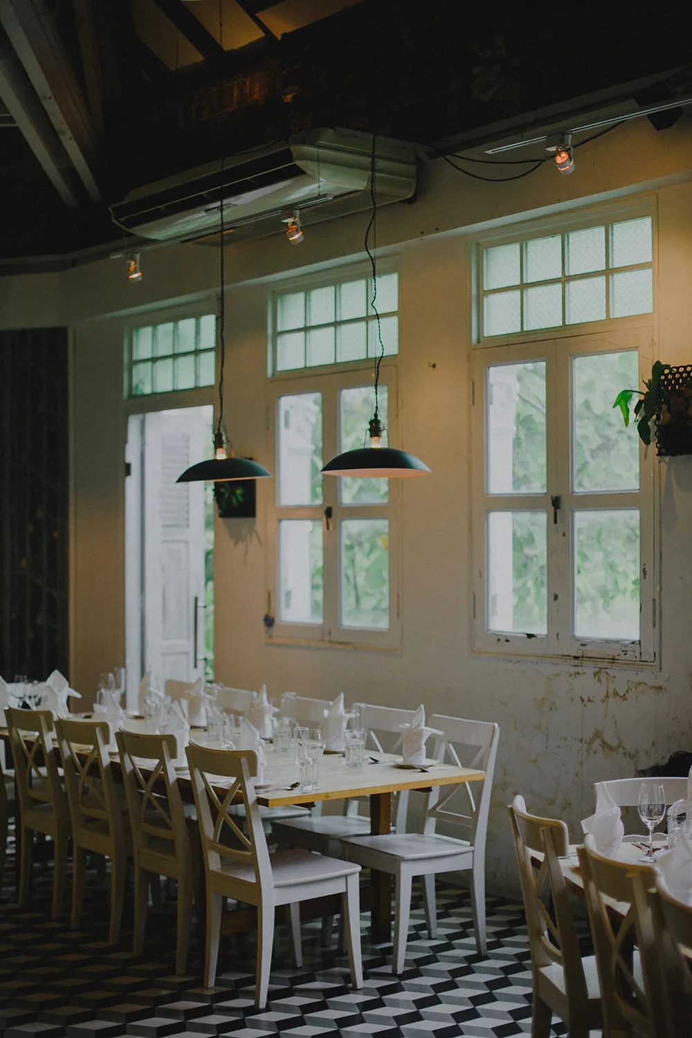 Photo by Samuel Goh Photography. theweddingnotebook.com