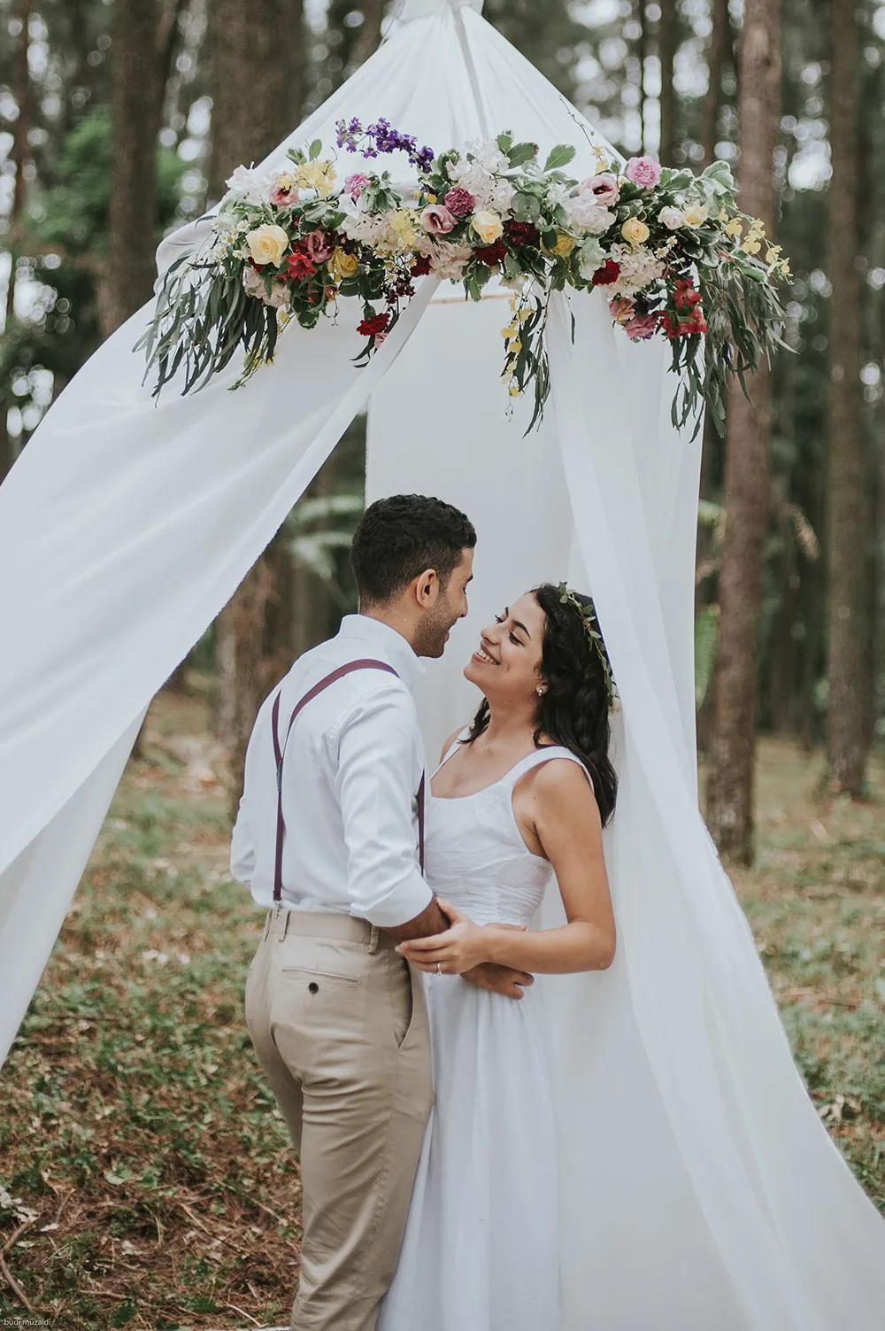 Photo by Munkeat Photography. theweddingnotebook.com