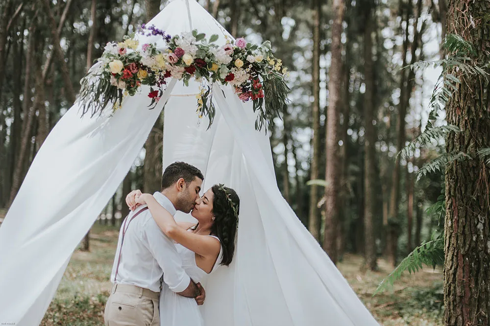 Photo by Munkeat Photography. theweddingnotebook.com