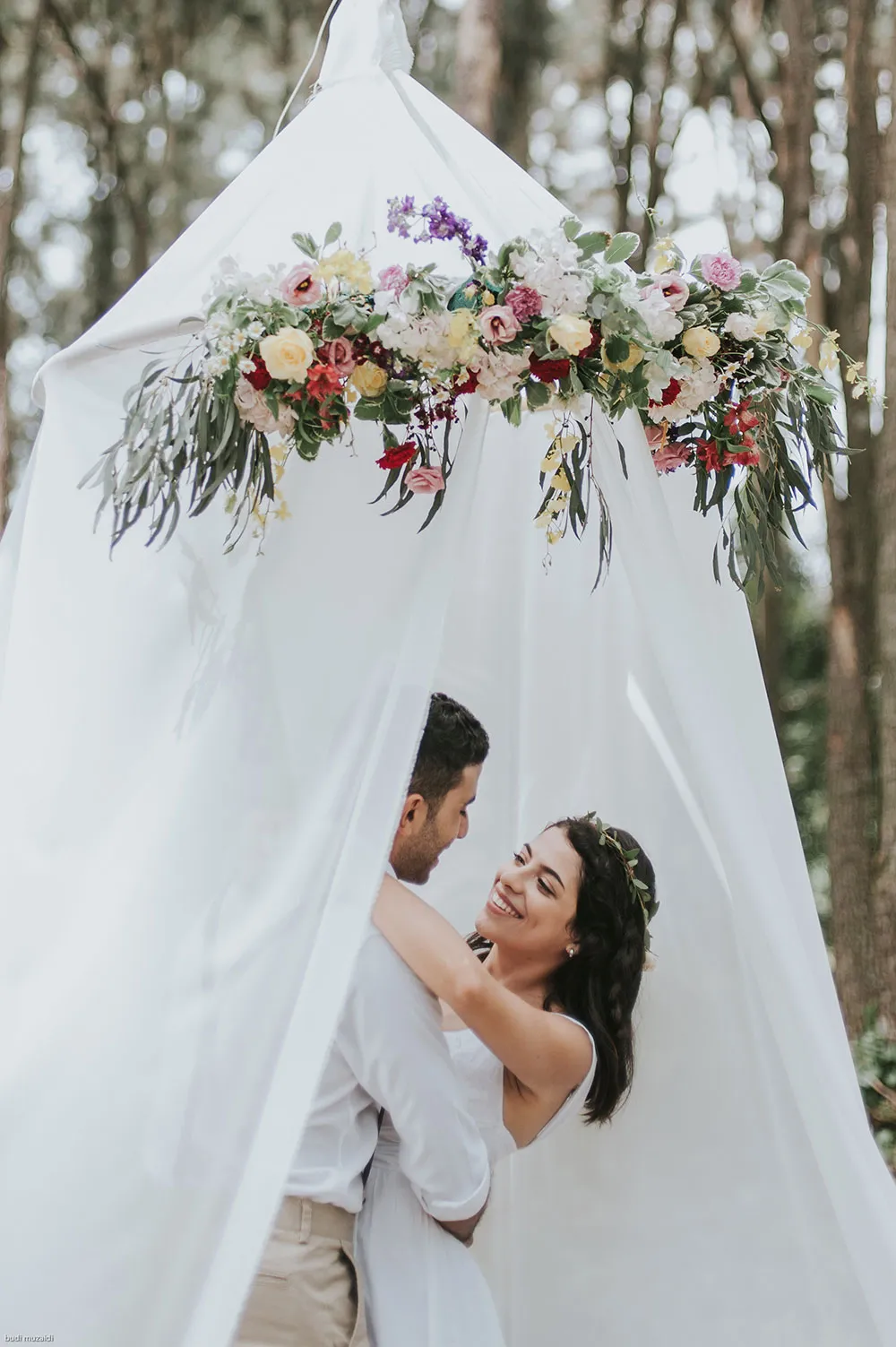 Photo by Munkeat Photography. theweddingnotebook.com