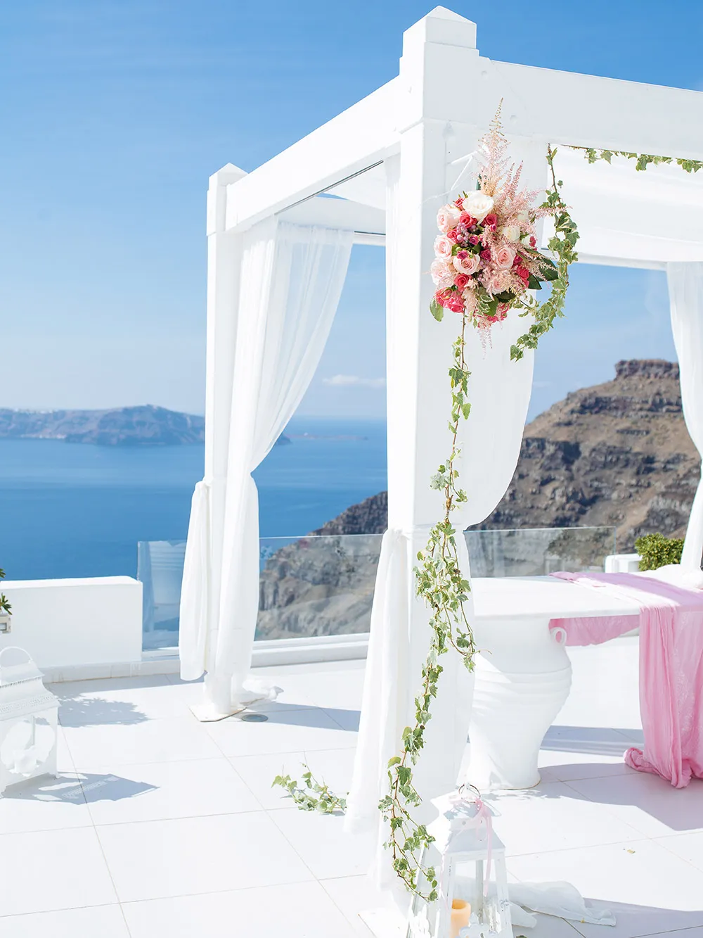 Destination wedding in Santorini. Photo by Sunrise Greece. theweddingnotebook.com
