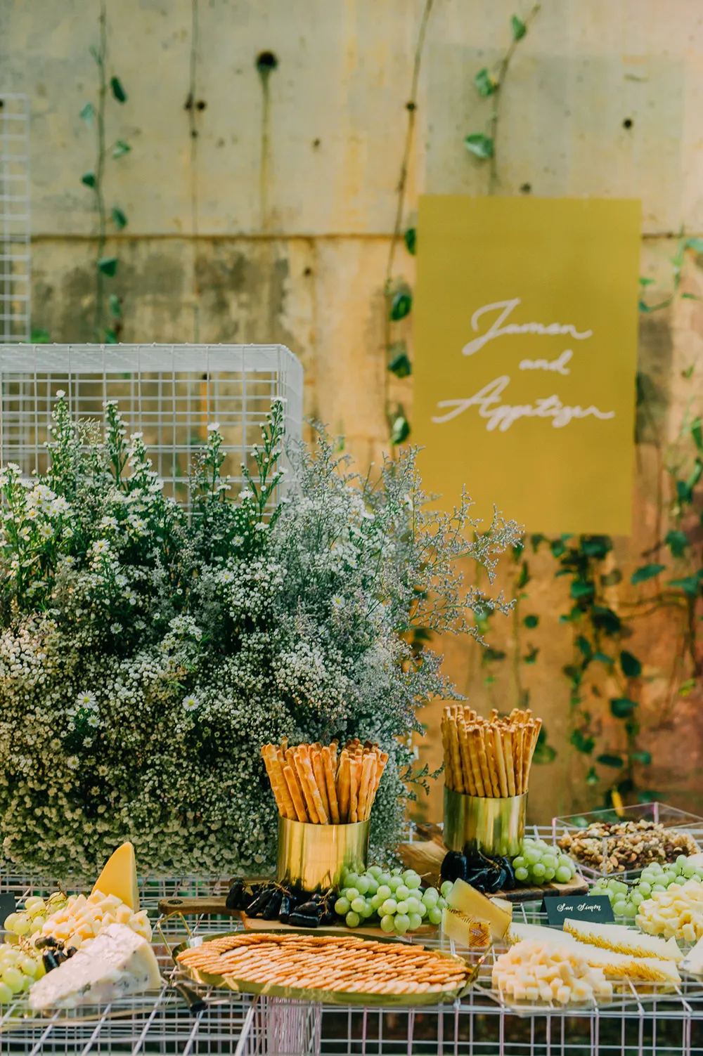 Photo by Daren Chong Photography. theweddingnotebook.com