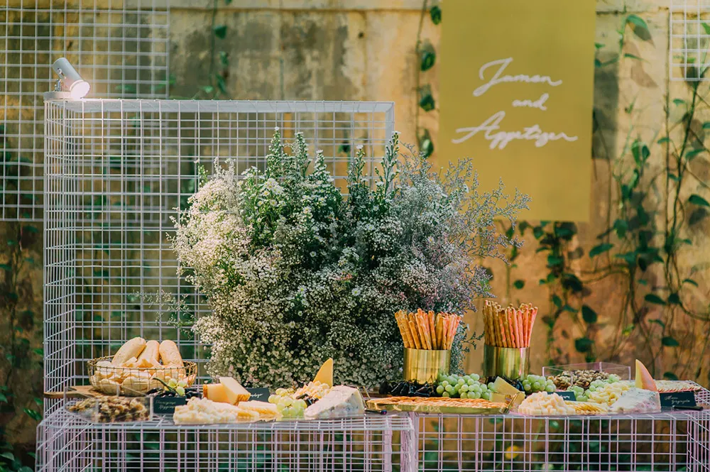 Photo by Daren Chong Photography. theweddingnotebook.com