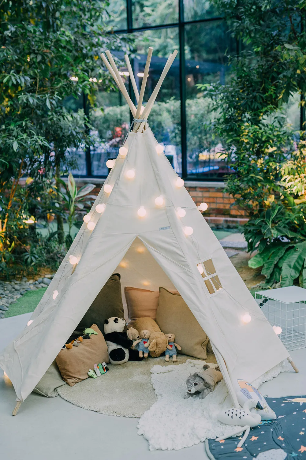 Photo by Daren Chong Photography. theweddingnotebook.com