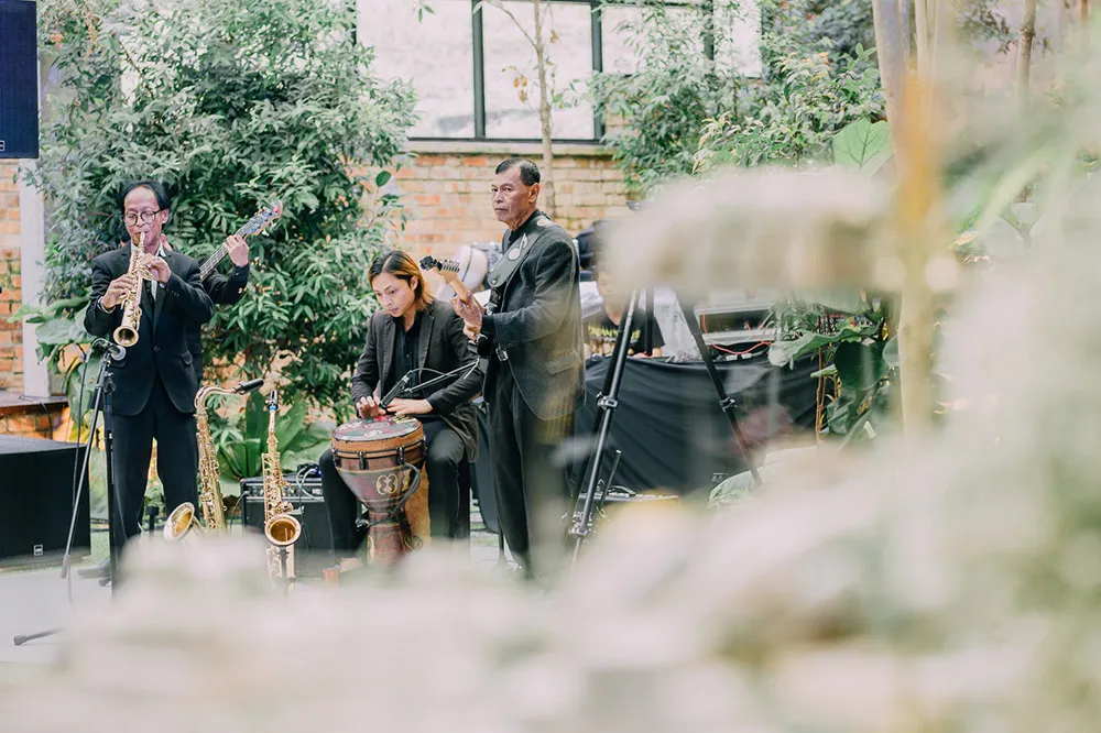 Photo by Daren Chong Photography. theweddingnotebook.com