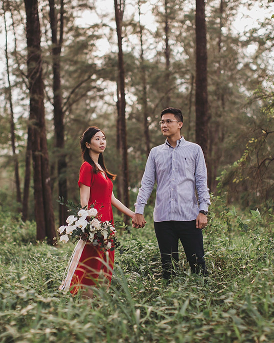 Celebrating Their Five-Year Courtship With Bridal Portraits on Coney Island, Singapore