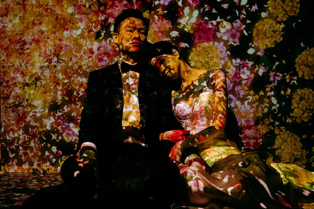 Wedding Portraits at Art Science Museum, SingaporeAndri Tei Photography. theweddingnotebook.com