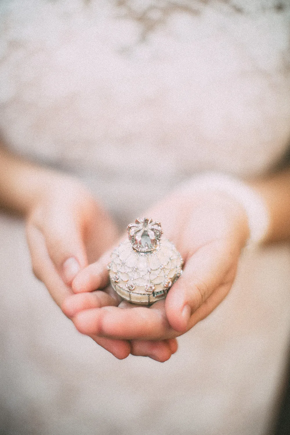 Photo by Hellojanelee Photography. theweddingnotebook.com