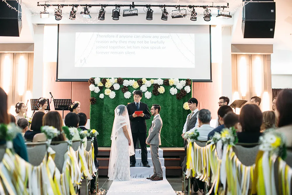 Photo by Hellojanelee Photography. theweddingnotebook.com