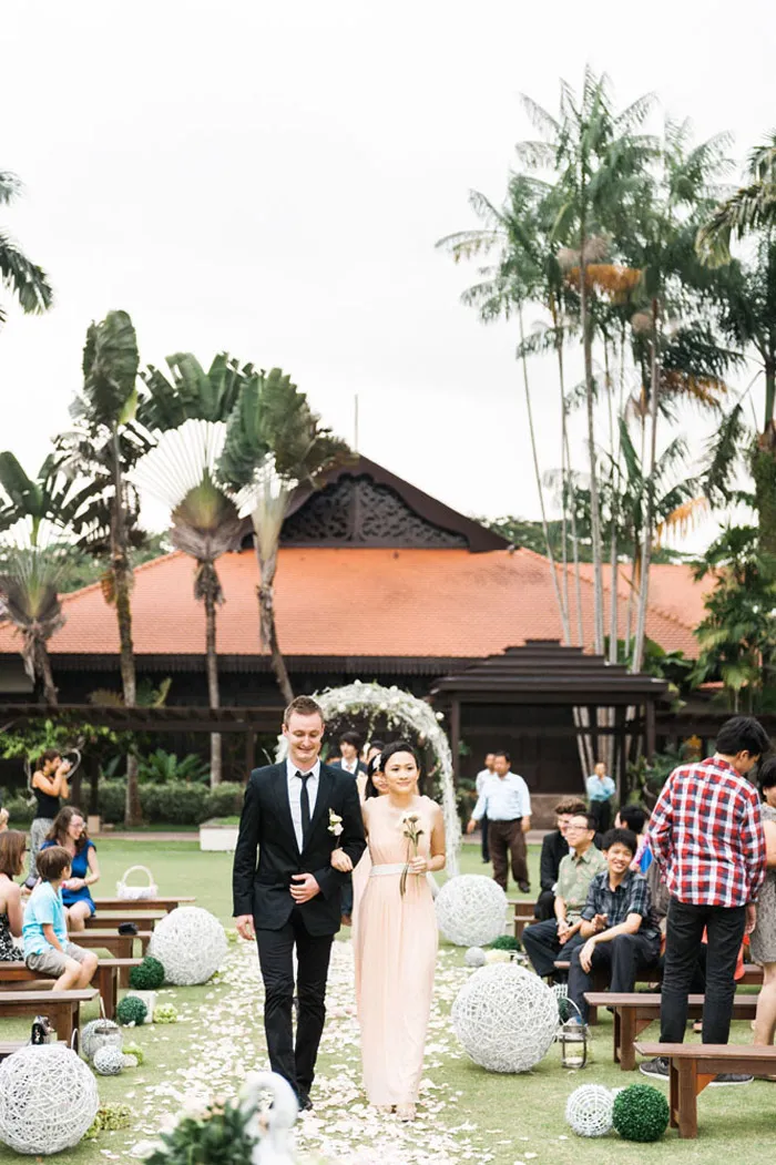 Garden wedding at Pulai Springs Resort, Malaysia. Photo by Ann-Kathrin Koch Photography. theweddingnotebook.com