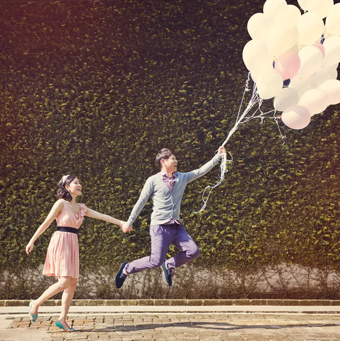 Mr and Mrs Photography. theweddingnotebook.com