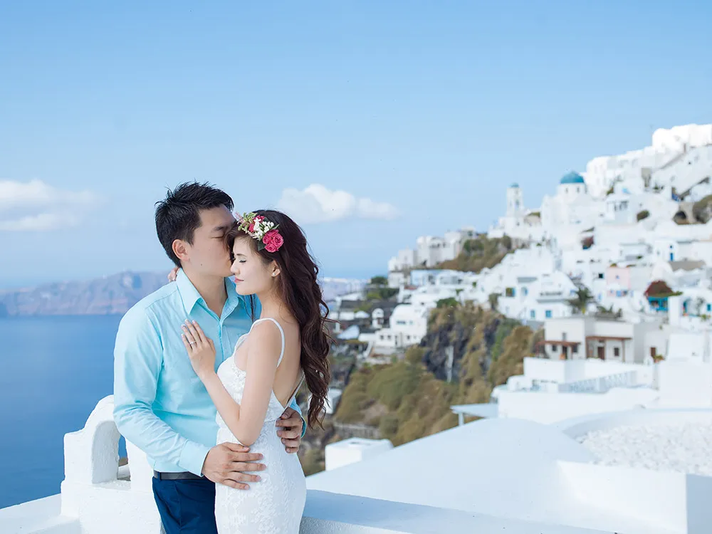 Pre-wedding photos in Santorini. Photo by Sunrise Greece. theweddingnotebook.com