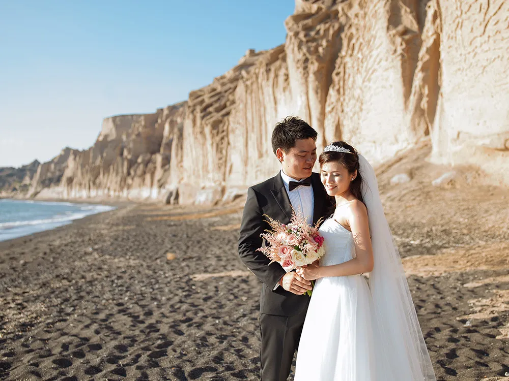 Pre-wedding photos in Santorini. Photo by Sunrise Greece. theweddingnotebook.com