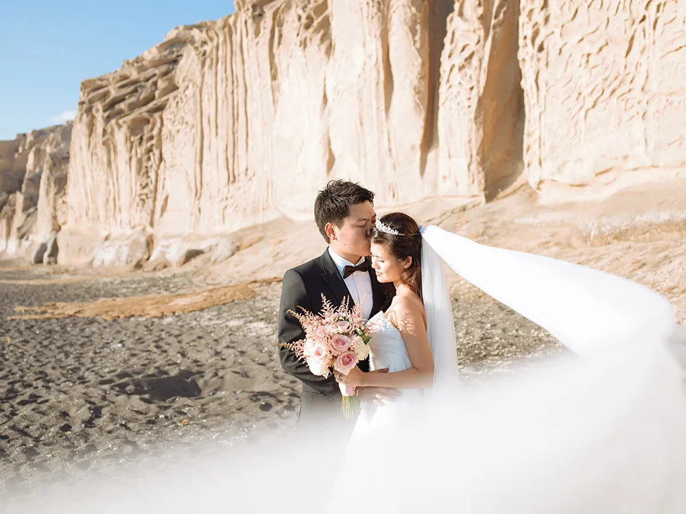 Pre-wedding photos in Santorini. Photo by Sunrise Greece. theweddingnotebook.com