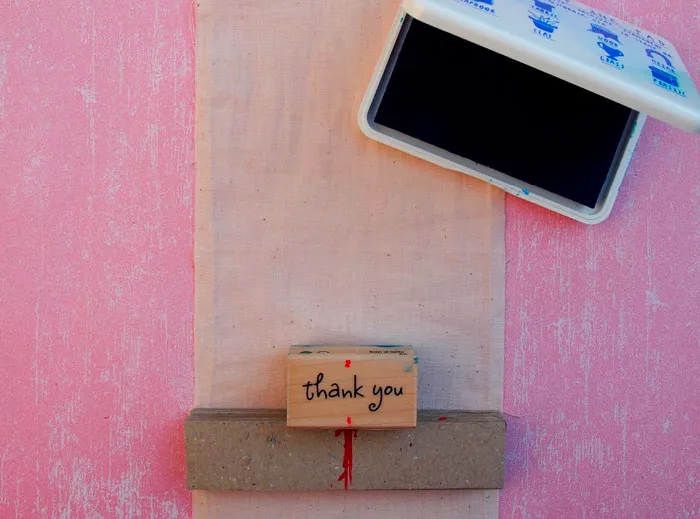 DIY tutorial for fabric favour bags. theweddingnotebook.com