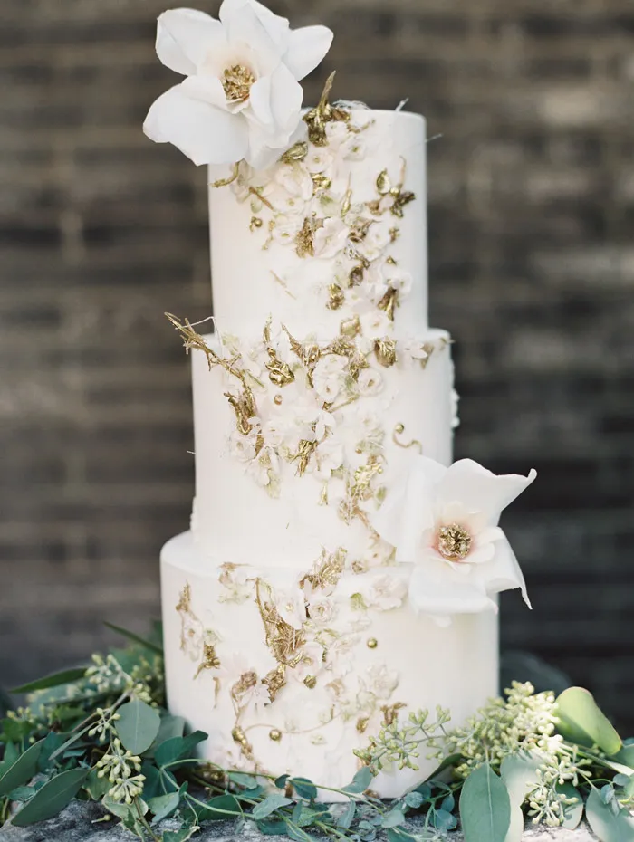 Cake by Maggie Austin Cake. Enchanted Atelier By Liv Hart Fall 2015 Collection. Photo by Laura Gordon Photography. theweddingnotebook.com