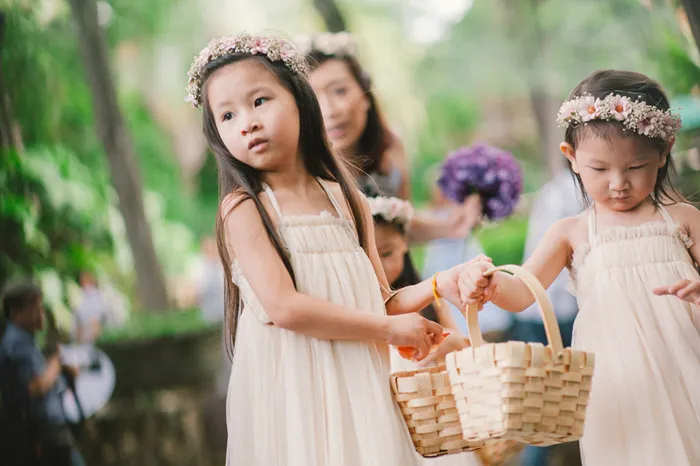 Photo by Munkeat Photography. theweddingnotebook.com