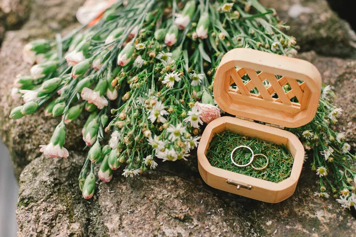 Photo by Munkeat Photography. theweddingnotebook.com