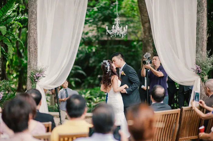 Rustic glam wedding in Malaysia. Photo by Munkeat Photography. theweddingnotebook.com