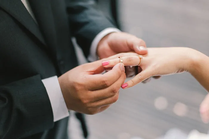 Photo by Munkeat Photography. theweddingnotebook.com