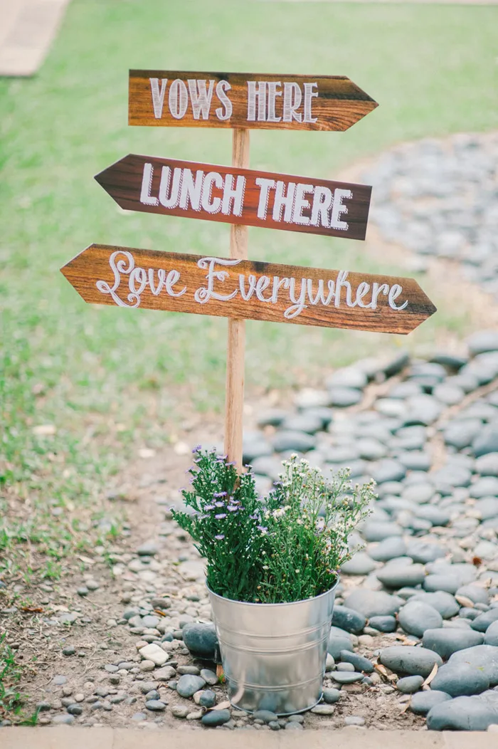 Photo by Munkeat Photography. theweddingnotebook.com