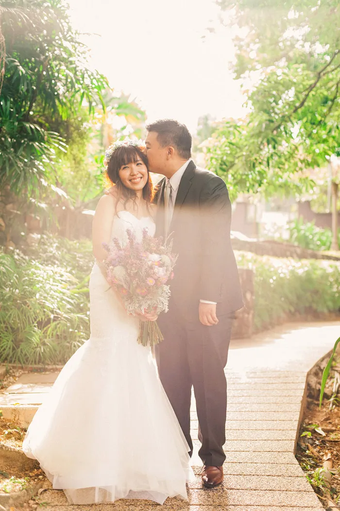 Photo by Munkeat Photography. theweddingnotebook.com