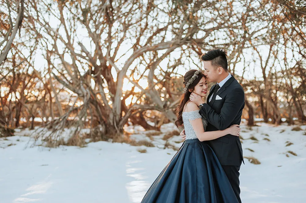 Photo by Munkeat Photography. theweddingnotebook.com