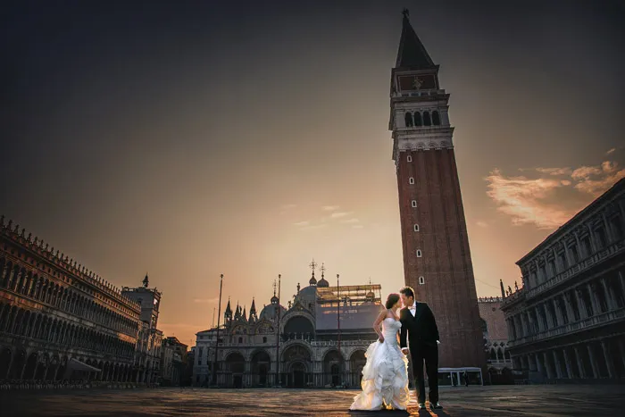 Pre-wedding in Venice and Milan. Photo by Kennfoo Weddings. theweddingnotebook.com