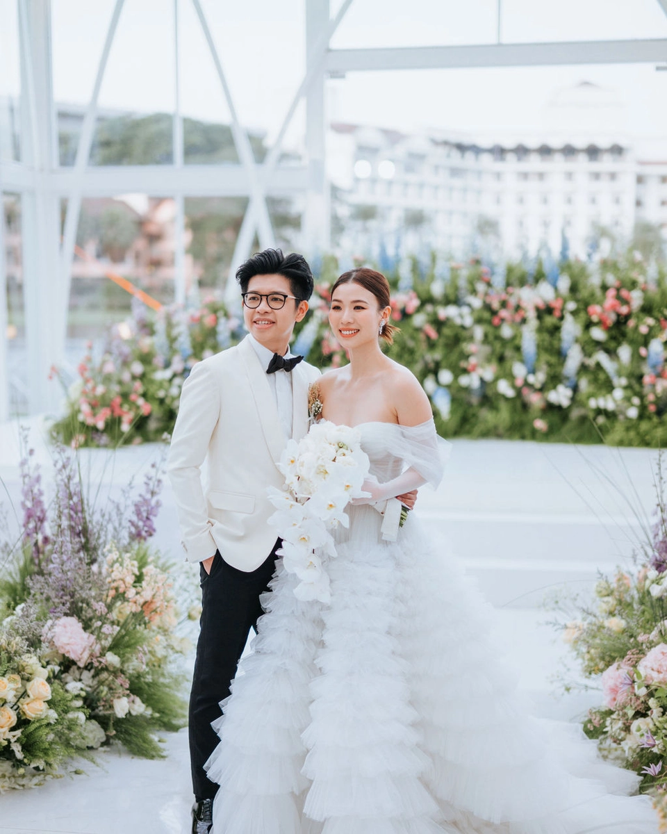 A Glamorous Glasshouse Ceremony and Reception at The Boathouse