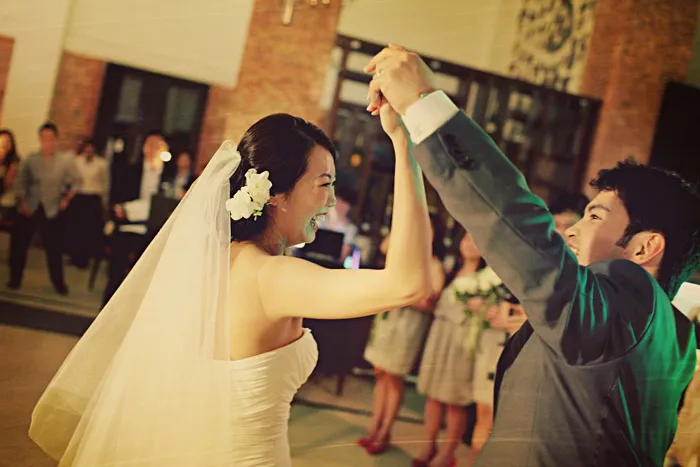 theweddingnotebook.com. Photography by One Eye Click. Green vintage wedding