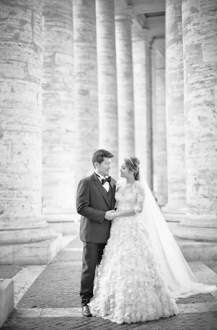 Destination bridal portraits in Rome. Andrew Yep Photographie. theweddingnotebook.com