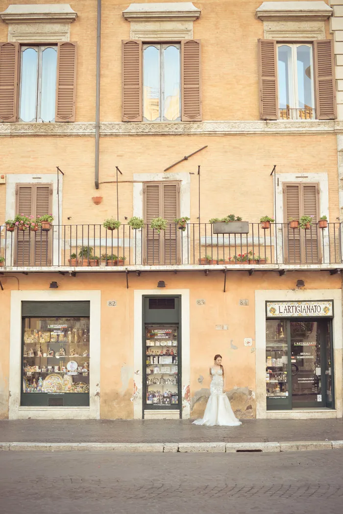 Destination bridal portraits in Rome. Andrew Yep Photographie. theweddingnotebook.com