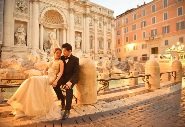 Destination bridal portraits in Rome. Andrew Yep Photographie. theweddingnotebook.com