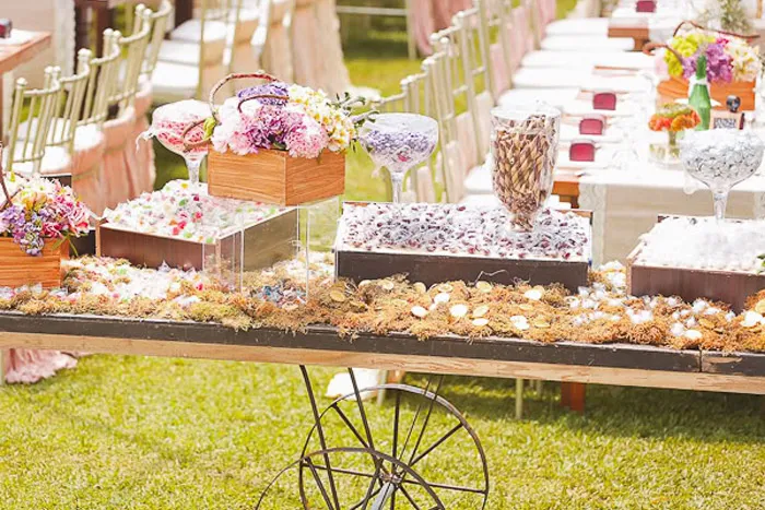 Candy booth. Photography by MangoRed. theweddingnotebook.com