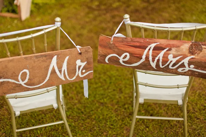 Rustic chair décor. Photography by MangoRed. theweddingnotebook.com