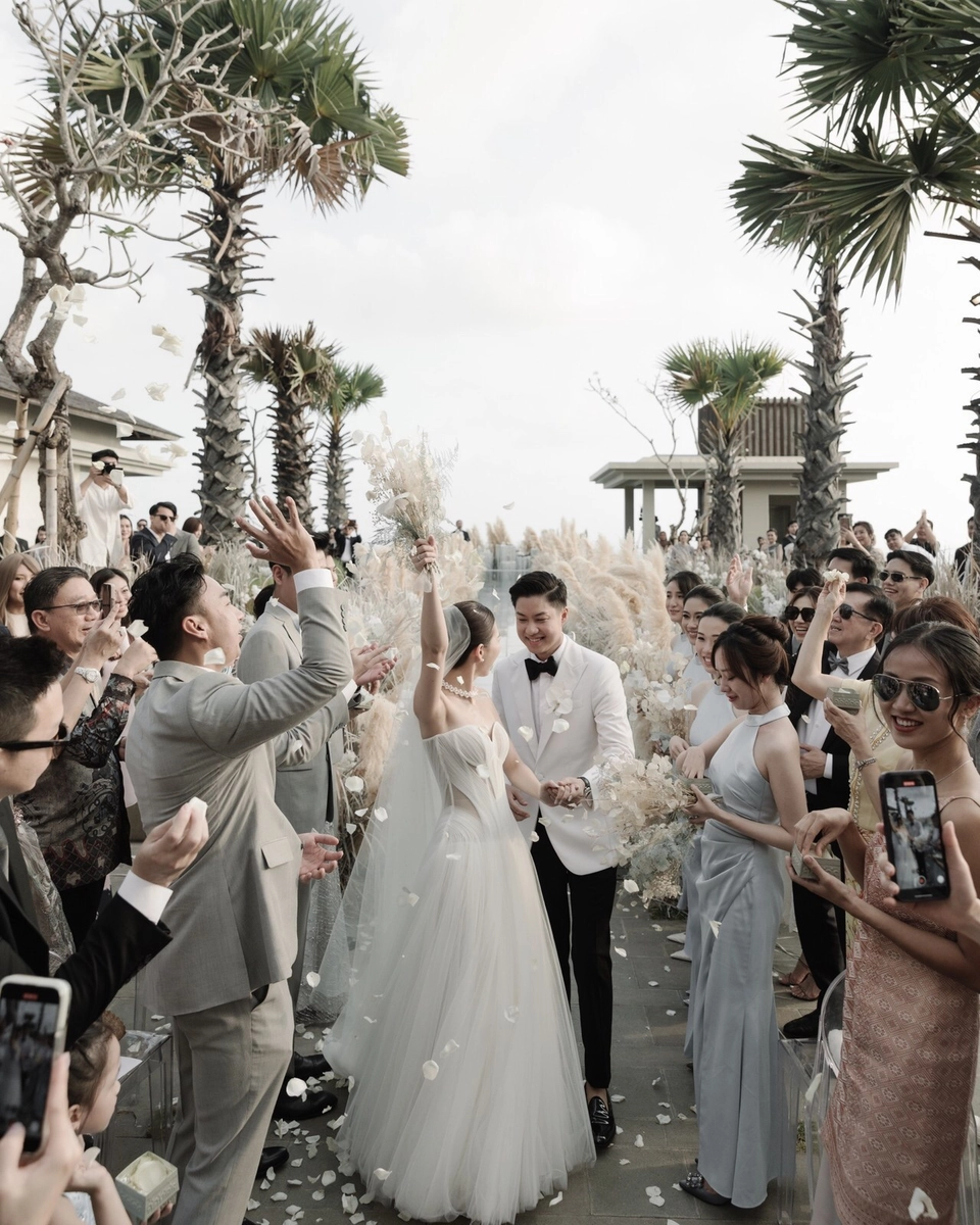 Maximalism Chic Off-White Wedding at Six Senses Uluwatu, Bali