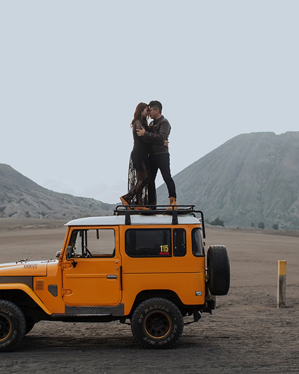 Moody, Grungy and Cool Bridal Portraits at Mount Bromo