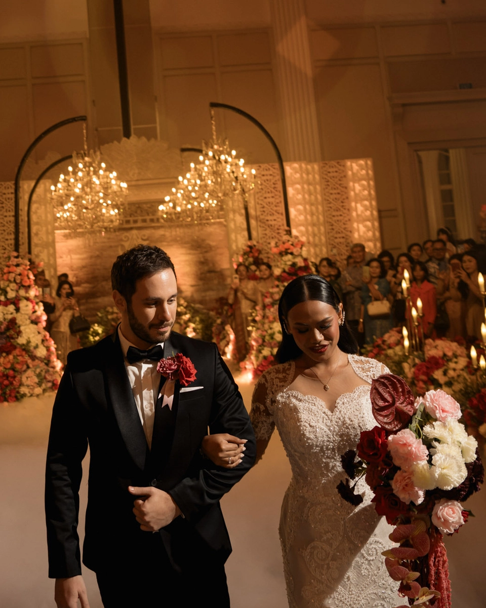 Oceanfront Vows in Labuan Bajo with a Traditional Javanese-Bataknese Wedding Reception