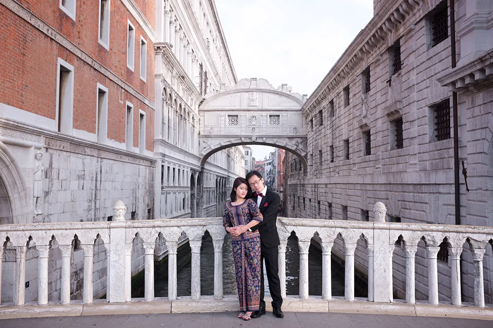 Destination pre-wedding at Venice, Italy. Rossini Photography. theweddingnotebook.com
