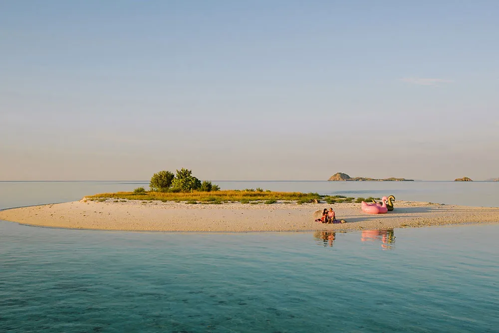 Photo by Gusde Photography. p://theweddingnotebook.com