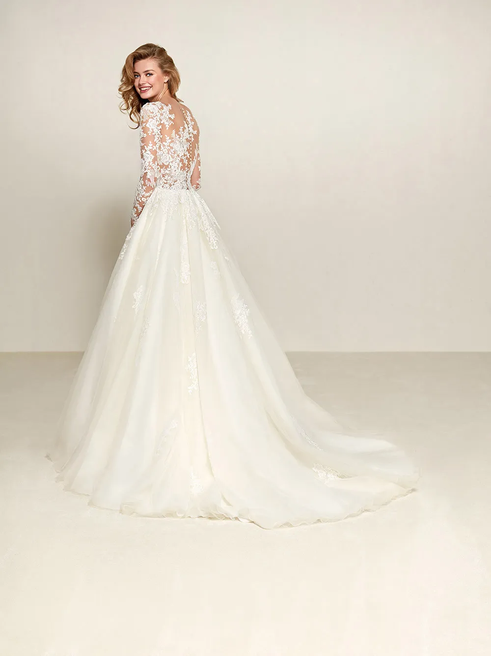 Drizana - Pronovias 2018 Bridal Collection. theweddingnotebook.com