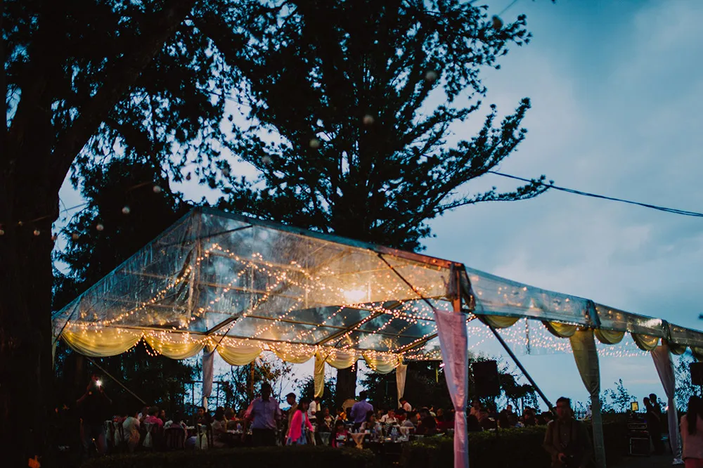 Photo by Chong Yee Photography. theweddingnotebook.com