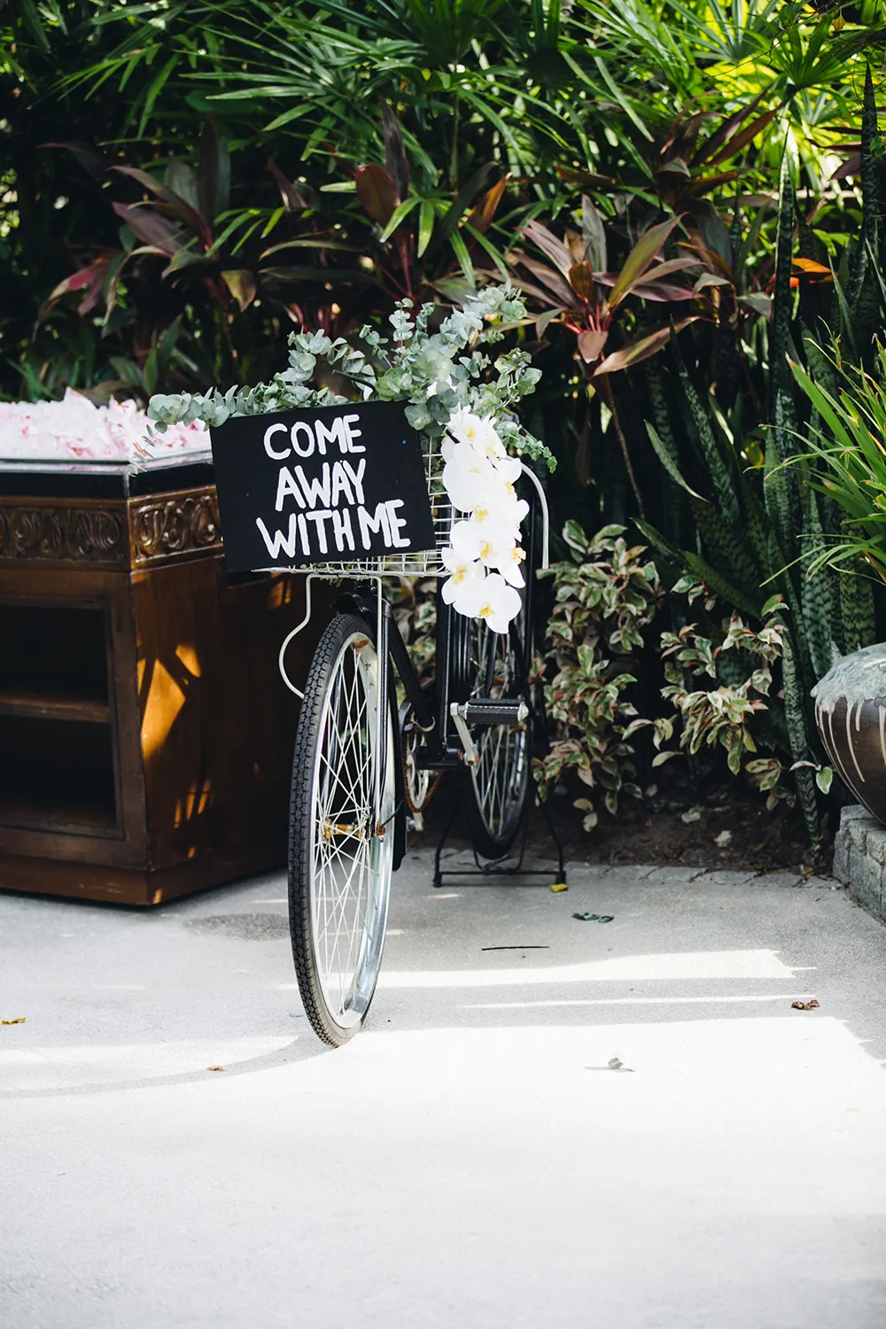 Photo by The Vow Studio. theweddingnotebook.com