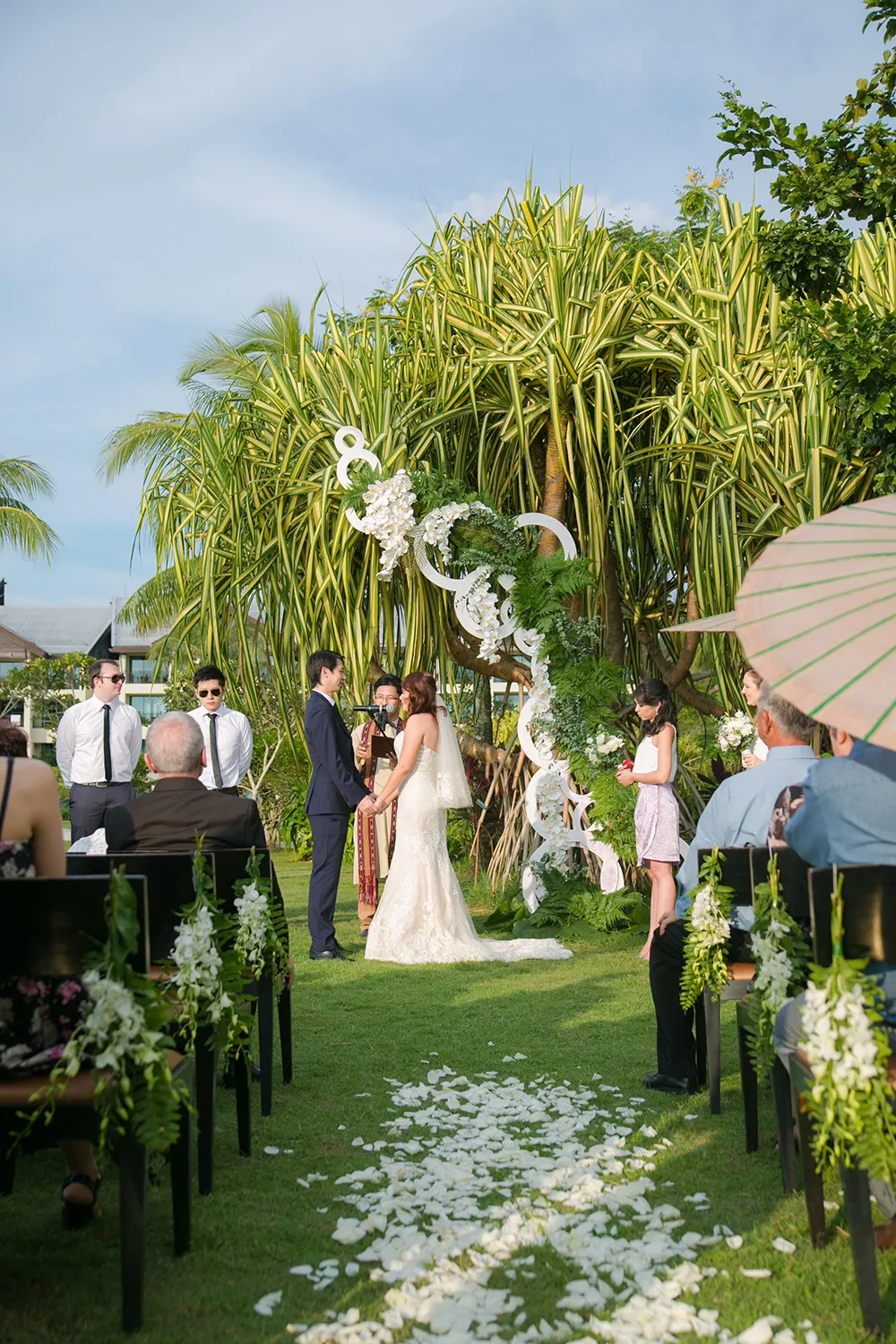 Photo by The Vow Studio. theweddingnotebook.com